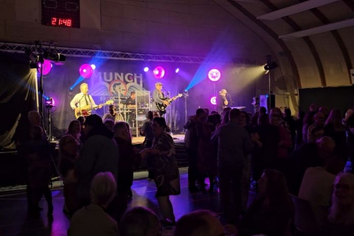 Publikum havde en fest til koncerten i Hodde Tistrup Hallen fredag aften.