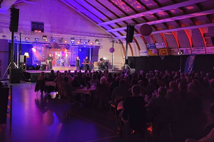 Publikum roser arrangørerne efter kanon Maggie Reilly koncert i Hodde Tistrup Hallen