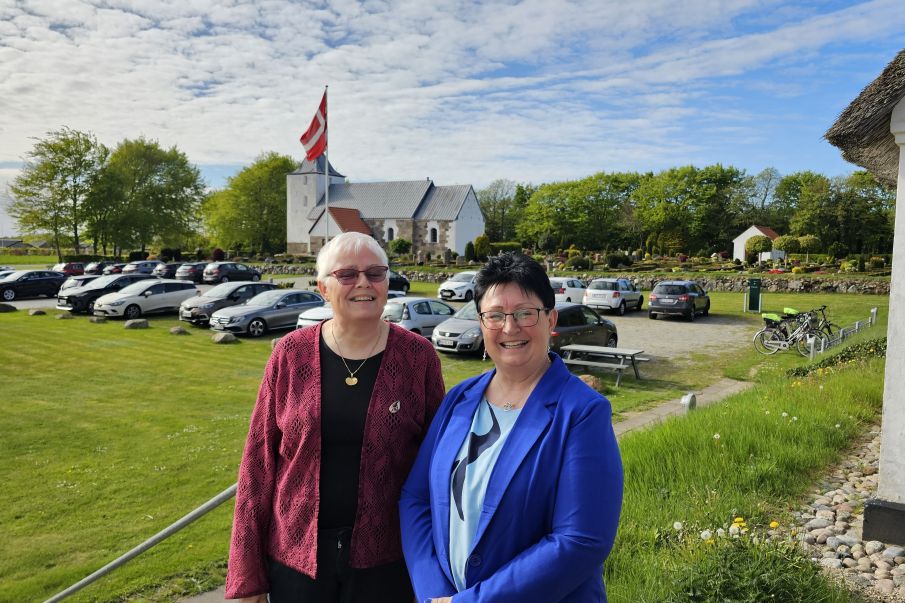 Små 100 fejrede Graver Lise Lotte Kristensen og Gravemedhjælper Britta Petersen 25-års Jubilæum.