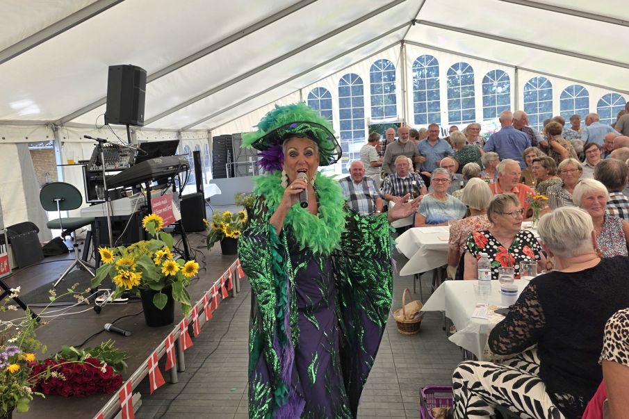 Der var fest og godt humør, der tidligere bakkesangerinde ANETTE OXENBØLL besøgte Tistrup.