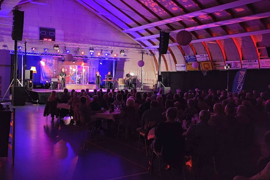 Publikum roser arrangørerne efter kanon Maggie Reilly koncert i Hodde Tistrup Hallen