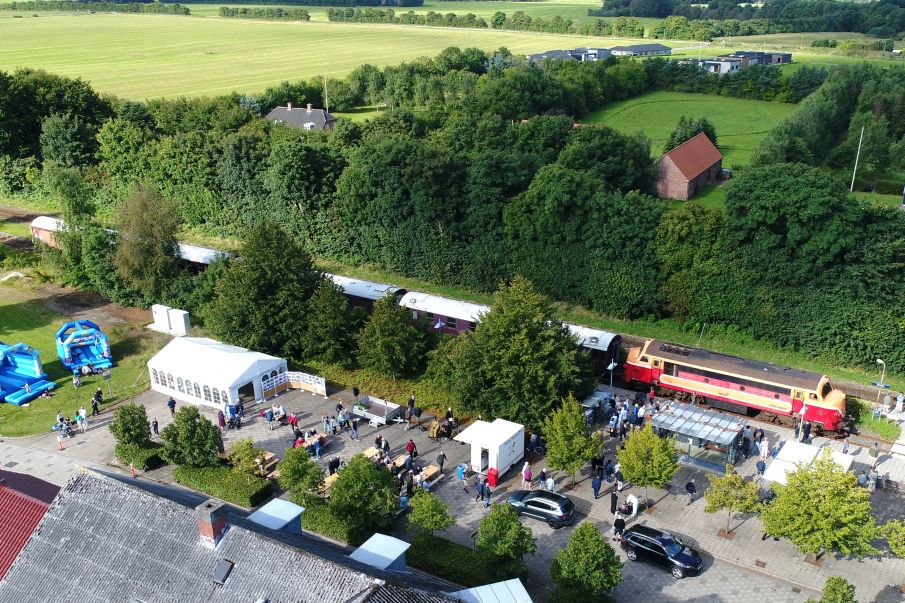 Tistrup Station forvandlet til et festligt samlingspunkt i anledning af den vestjyske længdebane 150-års jubilæum.