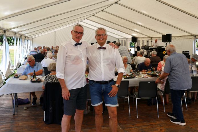 Sommerstemning og glade mennesker til sommerfest på Tistrup Stadion - Se billeder og filmklip..