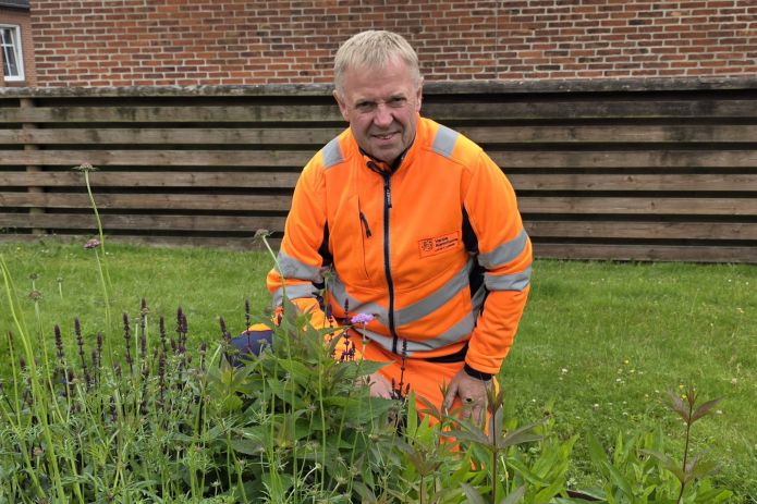 Manden med de grønne fingre og det orange tøj – hvem er han egentlig?