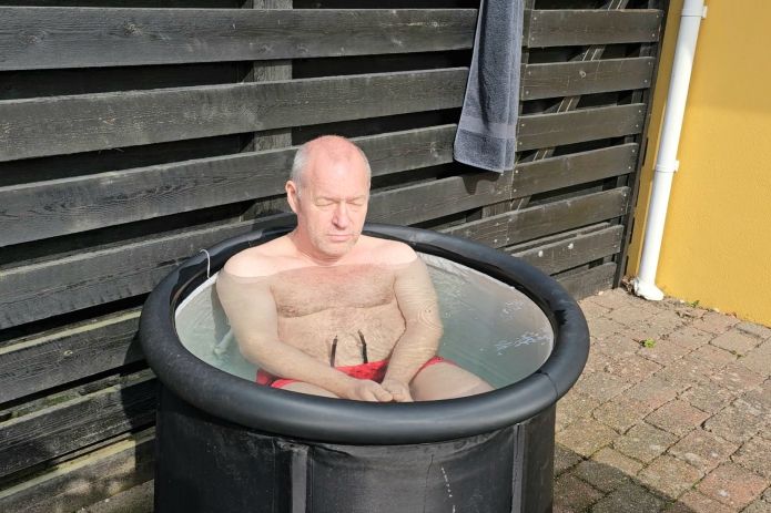Lars leve af at behandle folk med skavanker, men starter dagen med at behandler sig selv først.
