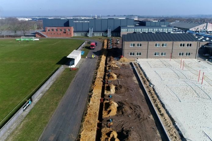Opførsel af 10 Annebergs Limtræ NaturSuiter/Hytter ved Ringkøbing-Skjern Kulturcenter i Skjern.