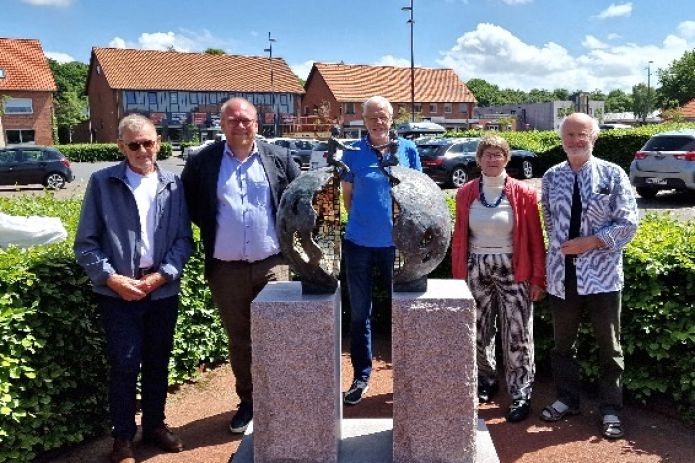 Borgmesteren deltog i afsløringen af skulpturen ” Det angår os” i Ølgod 
