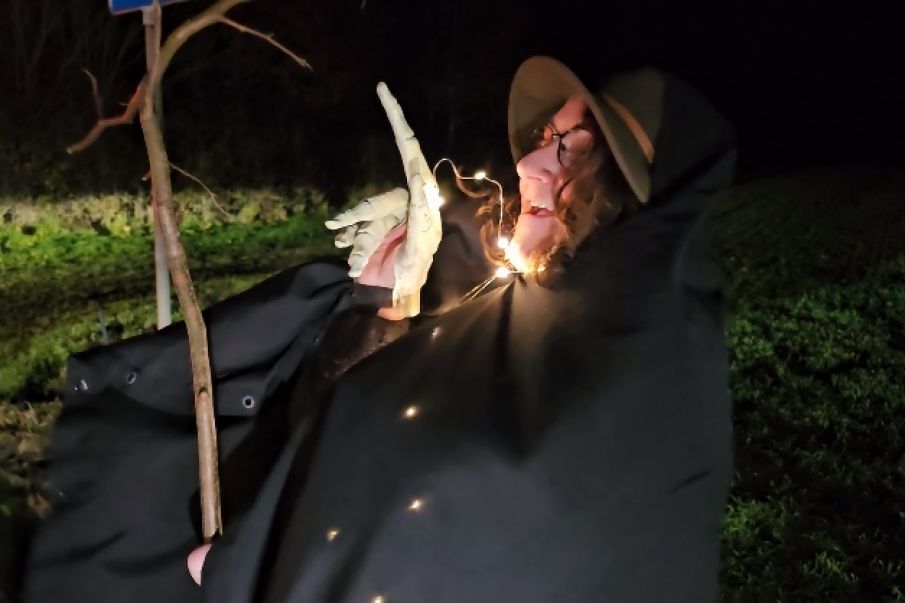 Over 400 biler til ”Drive in Halloween 2023 på Gulddalslund Frifeltvej”.