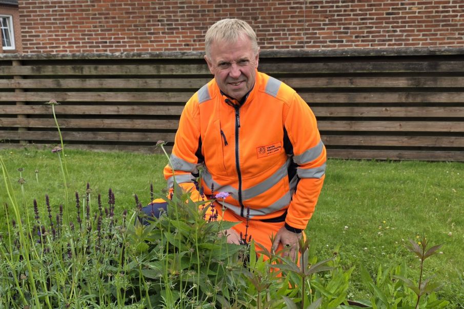 Manden med de grønne fingre og det orange tøj – hvem er han egentlig?