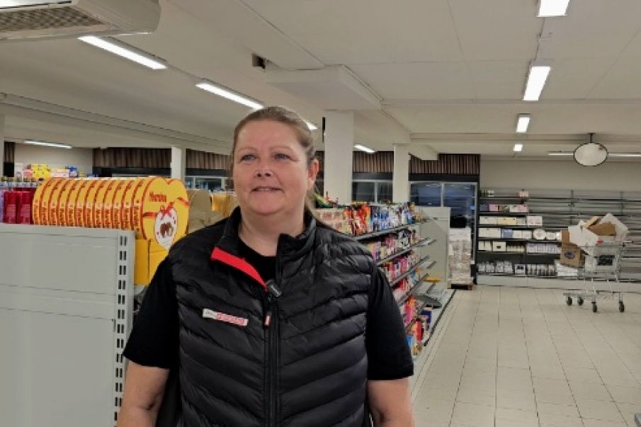 Indslag med den nye købmand i Lyne.