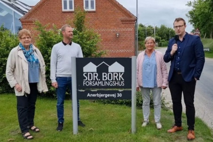 Sdr. Bork forsamlingshus modtog 35000 kr. af Sydbank Fonden.