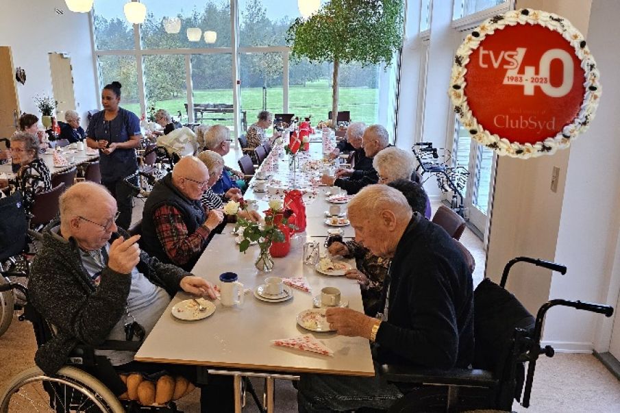 Der blev spist jubilæumskage på Tistrup Plejecenter.