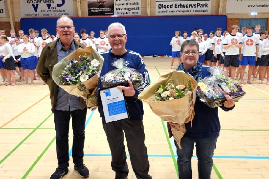 Ølgod Svømmeklub - Sinne og Mogens modtog DGI Sydvest Æresnål.