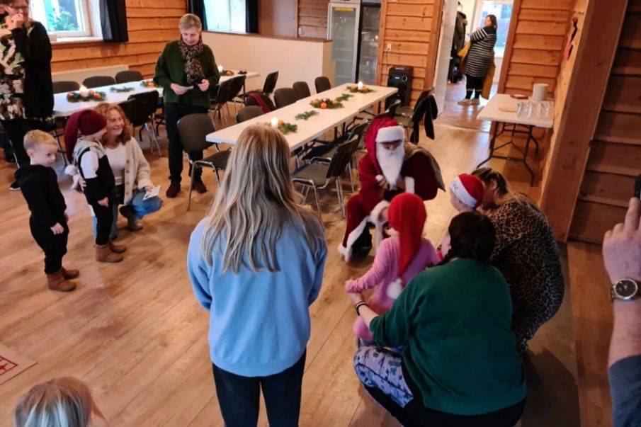Juletræsfest i Multihuset fyldte børn og voksne med juleglæde