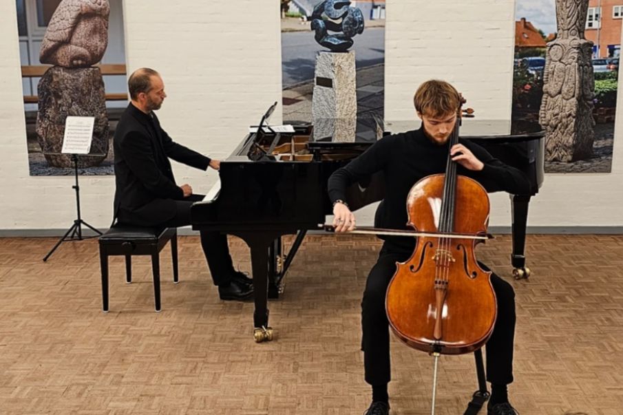 I dag var der ”Slots Koncert” i Ølgod Kulturhus for cello og klaver.