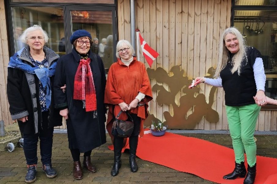 Indvielse af skulpturen blomsten ”Viol”, hos demenscenter Skovparken Ølgod.