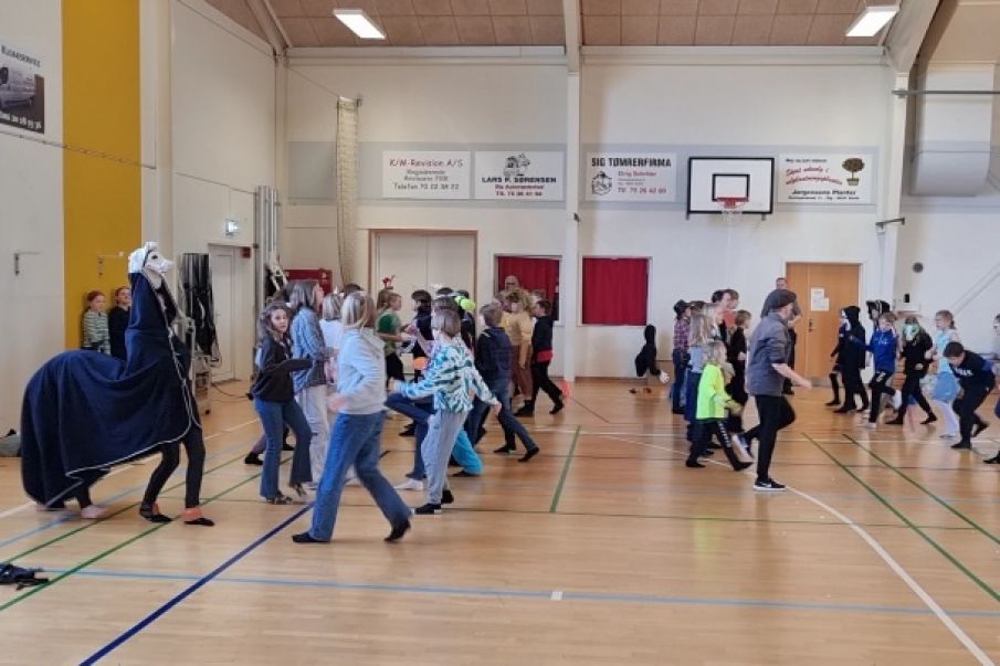 Thorstrup Skole søger optagelse i Guinness World Records - Indslag fra fastelavnsfest.