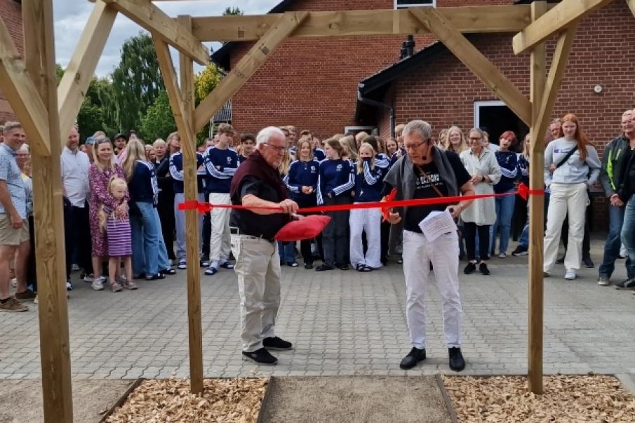 Ølgod efterskole fejrede 100 år, indvielse af den nye jubilæumshave og indvielse af den nye kunstgræs fodboldbane.