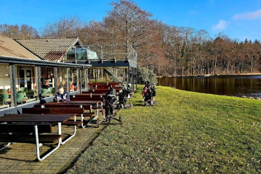 Godt 70 fik motioneret golfvognen på Skærbæk Mølle Golfklub i dag.