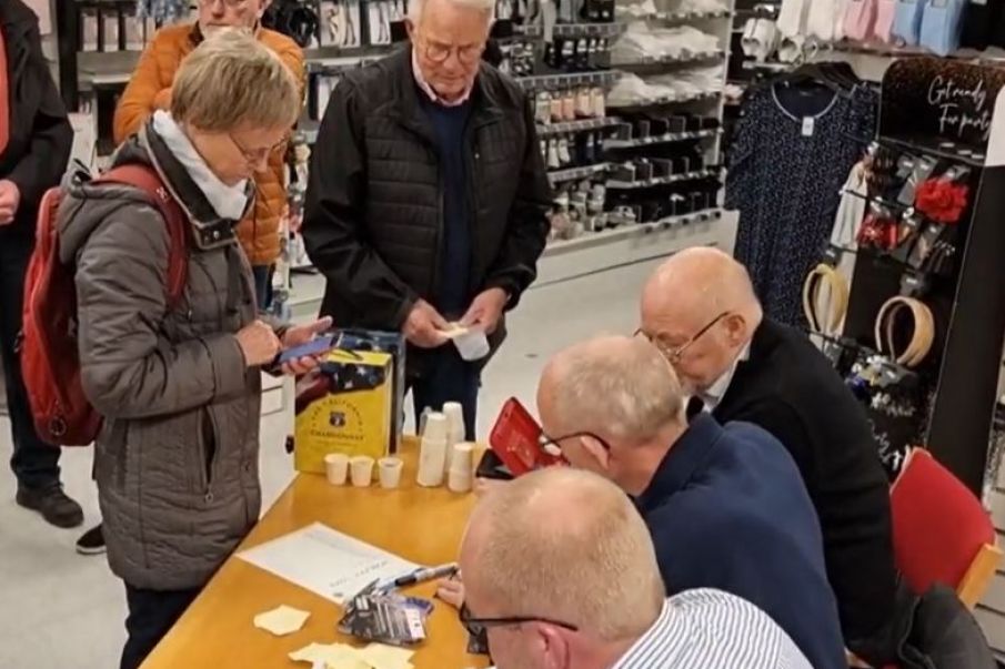 Indslag fra Lions Nytårskoncerts billetsalg i Ølgod Brugs.