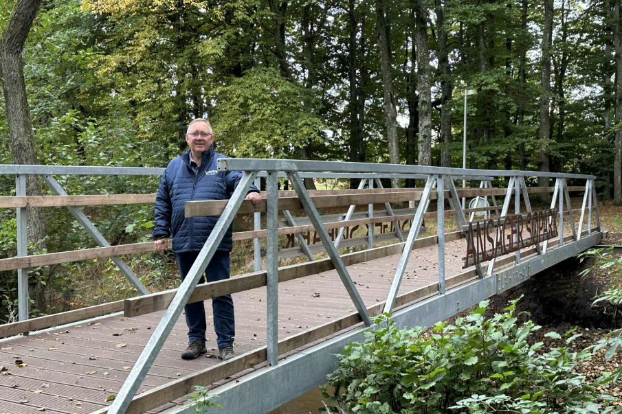 Lys på skolestien i Ansager Søpark.